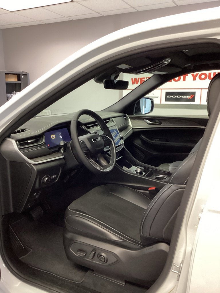 2027 Jeep Grand Cherokee GRAND CHEROKEE LAREDO ALTITUDE 4X4