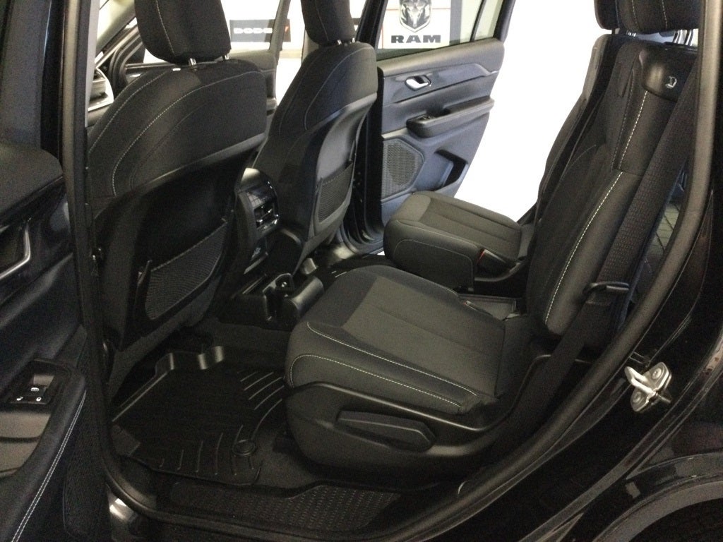 2023 Jeep Grand Cherokee L Laredo 4x4