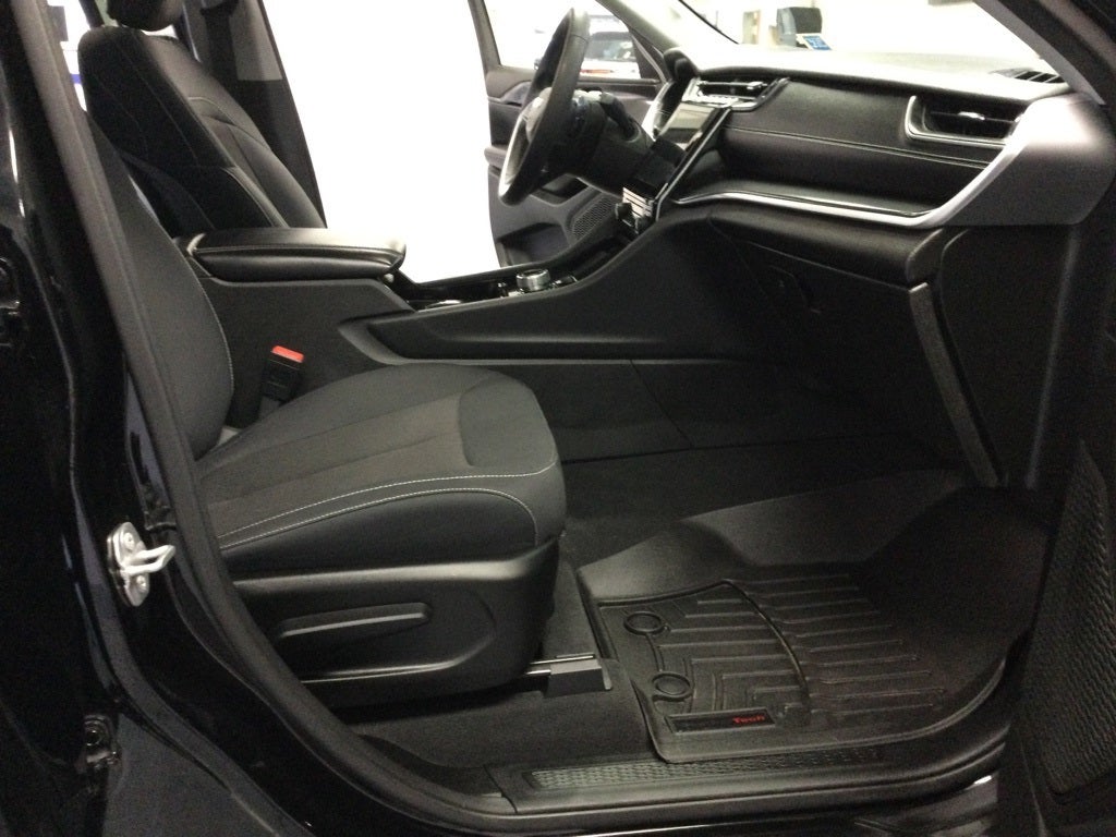 2023 Jeep Grand Cherokee L Laredo 4x4