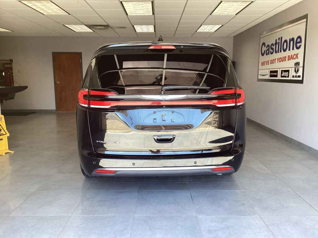 2025 Chrysler Pacifica Select