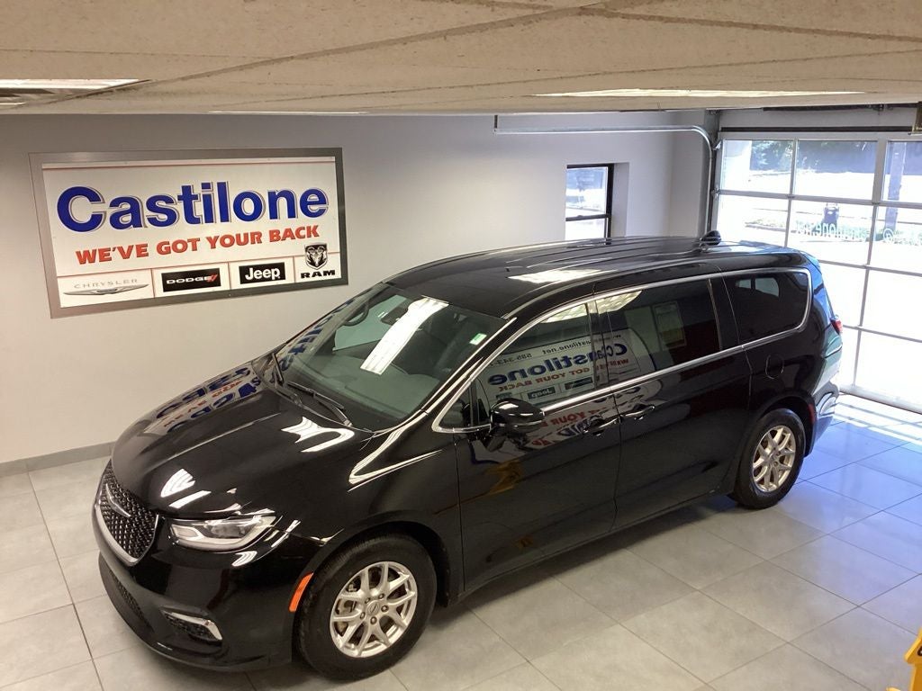 2025 Chrysler Pacifica Select