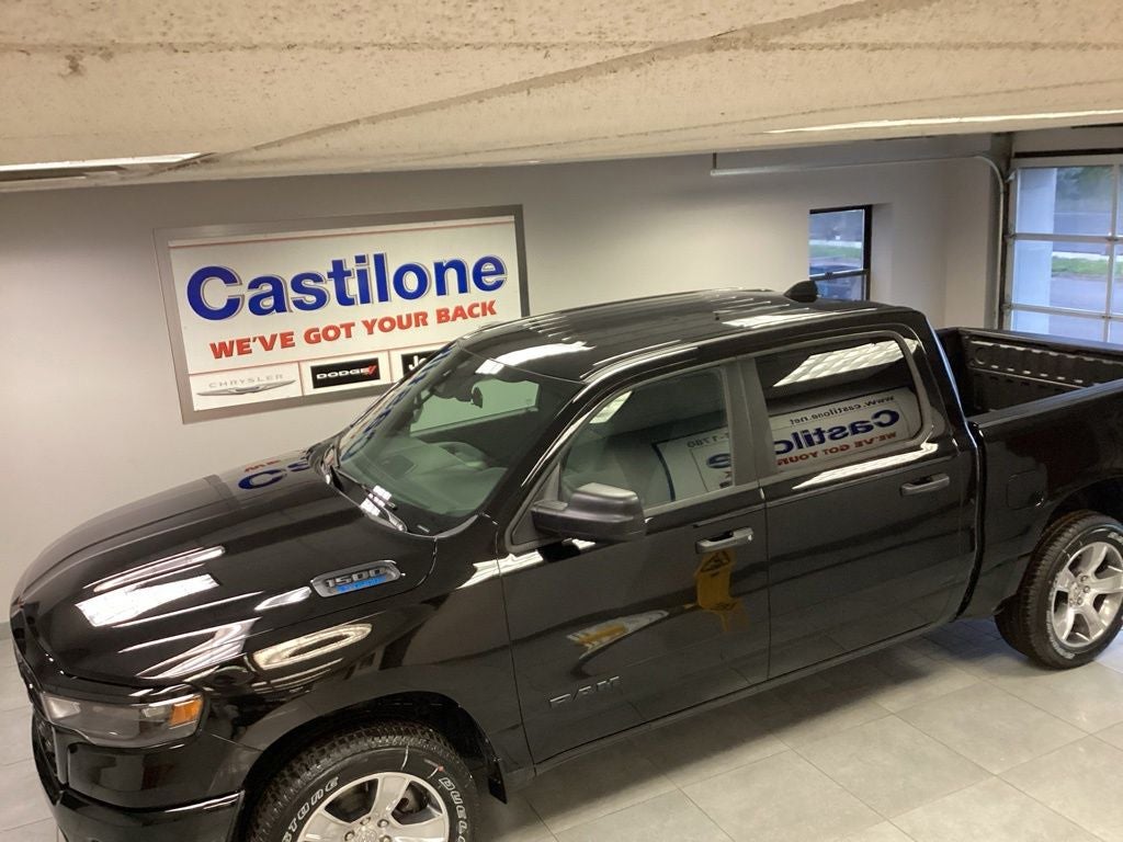 2026 RAM 1500 RAM 1500 EXPRESS CREW CAB 4X4 5'7' BOX